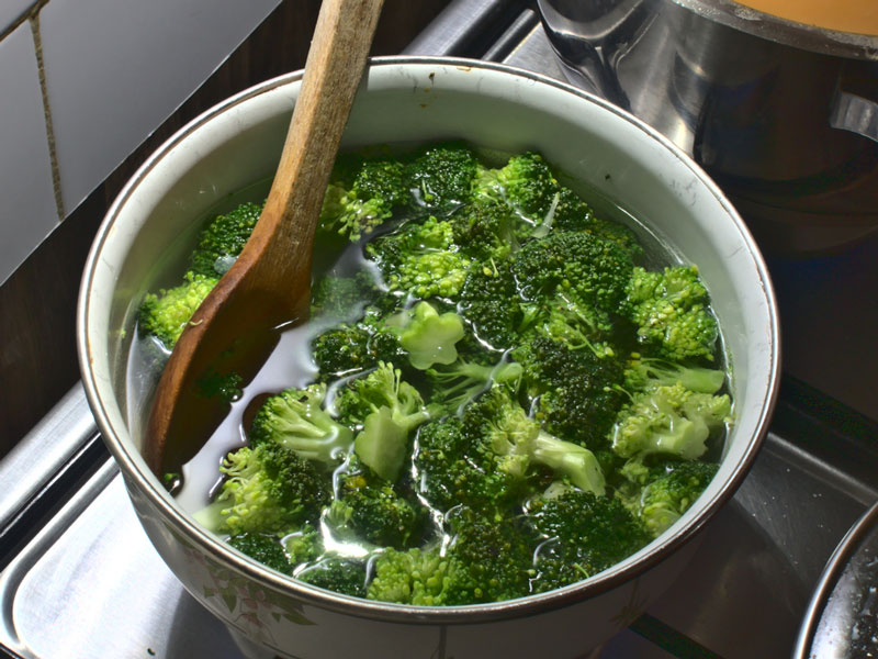 tencerede haşlanan brokoli