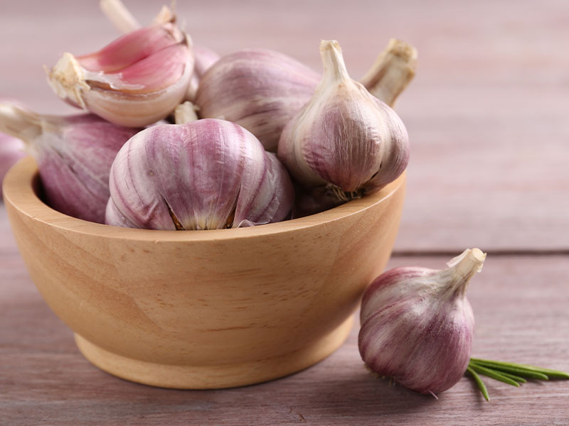 Bilimsel çalışmalar, elmanın sarımsak kokusunu azaltmada etkili besinlerden biri olduğunu gösterir