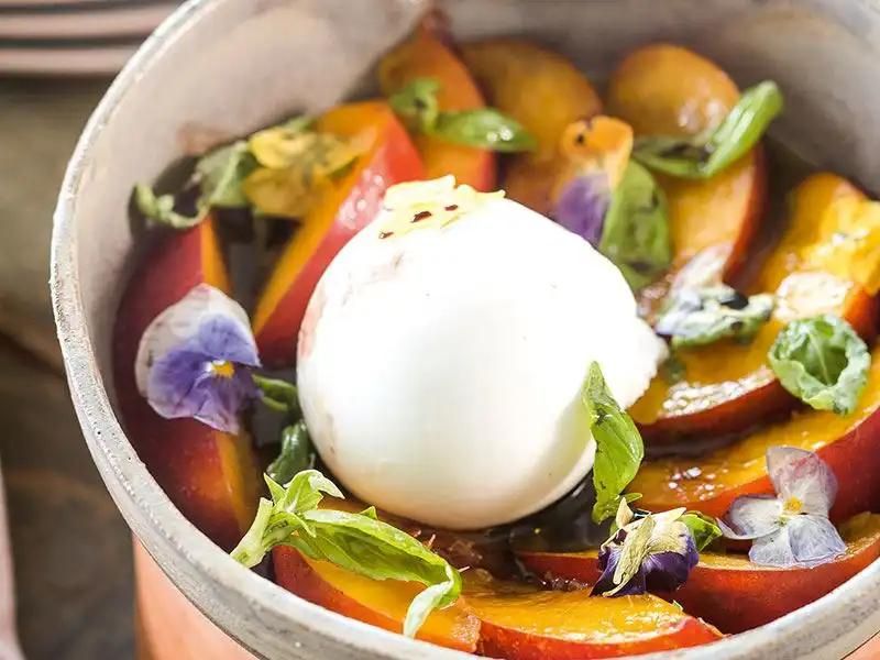 burrata nektarin salatası