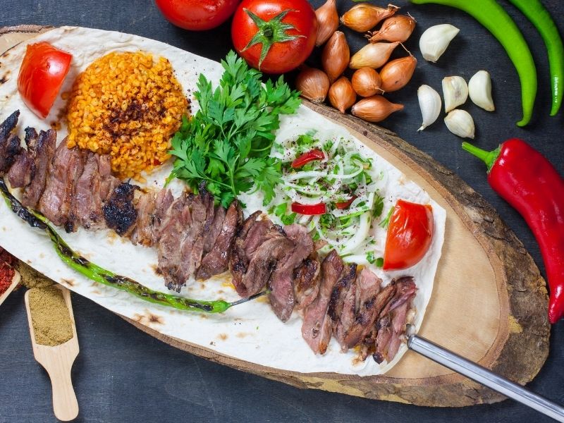 Cağ Şişleri İle Kesim Ve Sıcak Servis