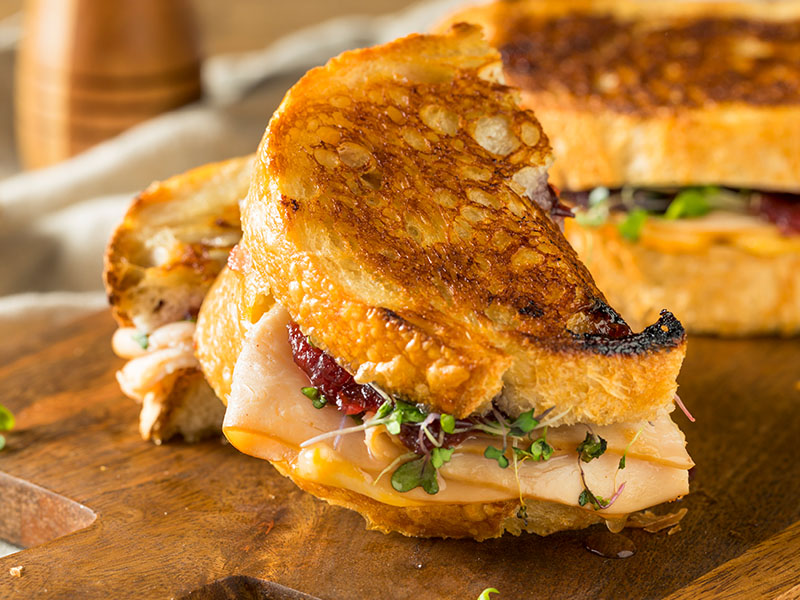 Tost Makinesinde Kaşarlı Biberli Tost