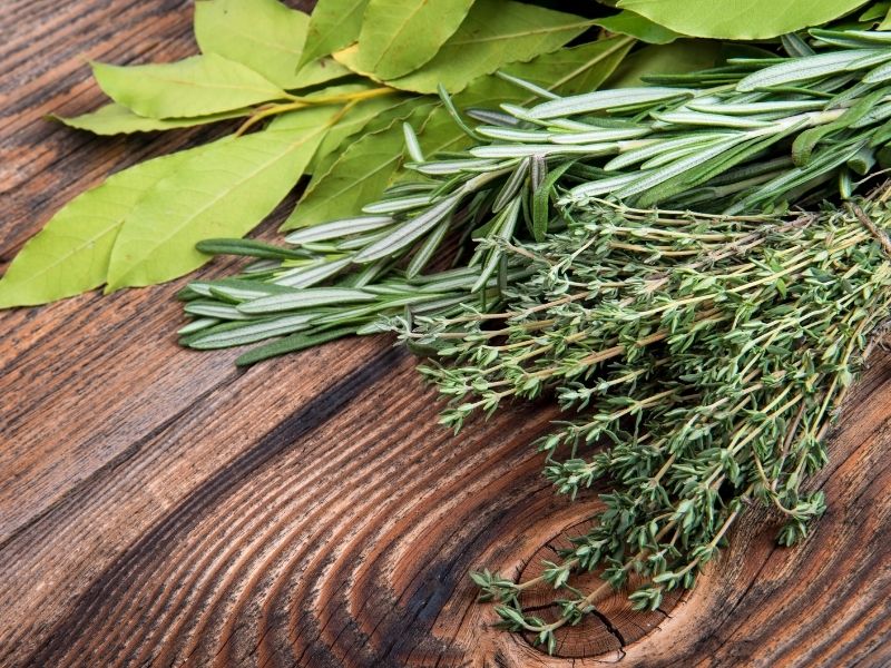 İsli Aroma İçin Kullanılan Ahşap Talaşı Ve Aromatik Otlar