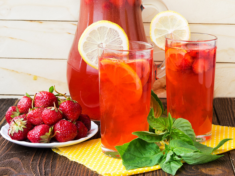 Çilek ve Fesleğen Aromalı Detoks Suyu