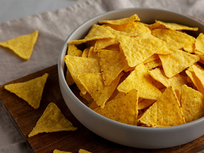 Klasik üçgen tortilla cipsi