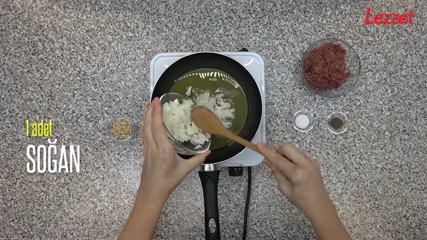 tavada sotelenen soğan