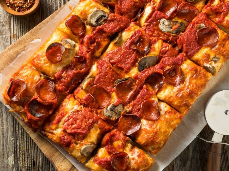 Çeşitli Malzemelerde Süslenip Fırında Nar Gibi Pişen Tepsi Pizzası