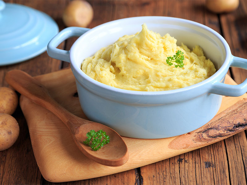 Süt ve tereyağını yavaş ekleyin