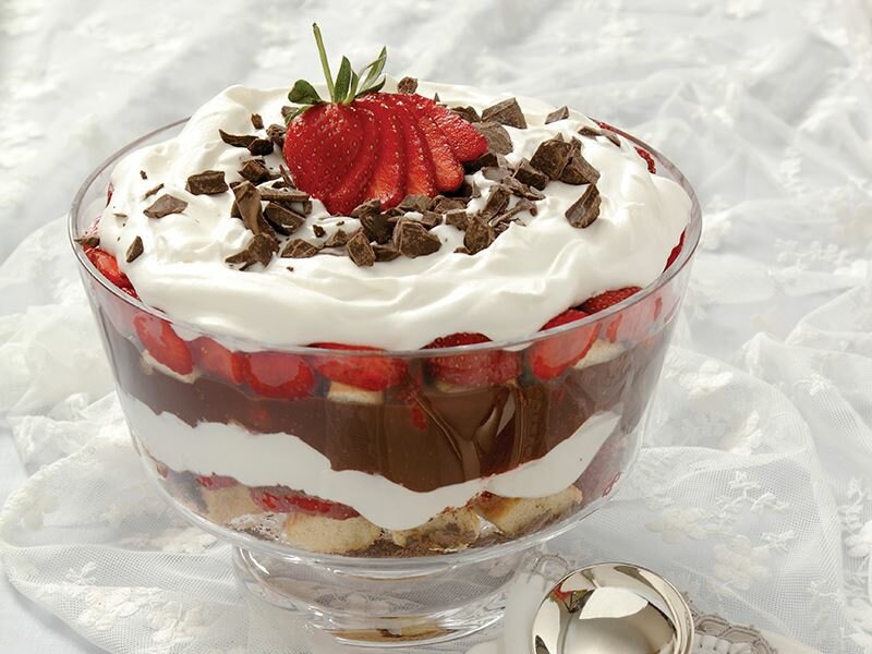 çikolatalı çilekli trifle