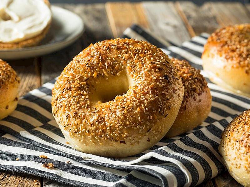4 MALZEMEYLE YÜKSEK PROTEİNLİ KAHVALTILIK BAGEL TARİFİ