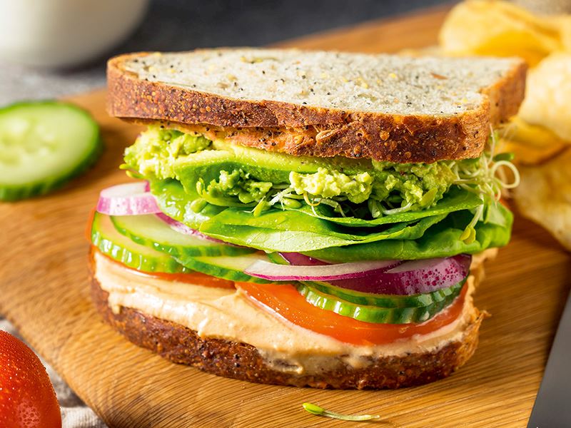 Akdeniz Usulü Humuslu Sebzeli Sandviç