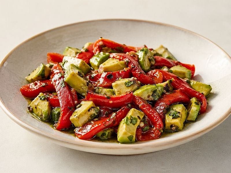 Avokadolu Közlenmiş Biber Salatası Tarifi