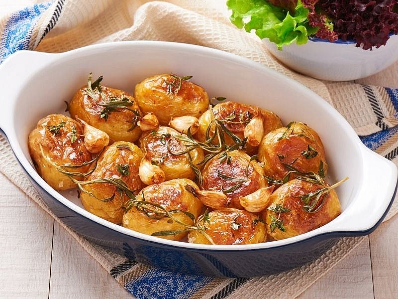 Biberiyeli ve Sarımsaklı Fırınlanmış Bebek Patates Tarifi
