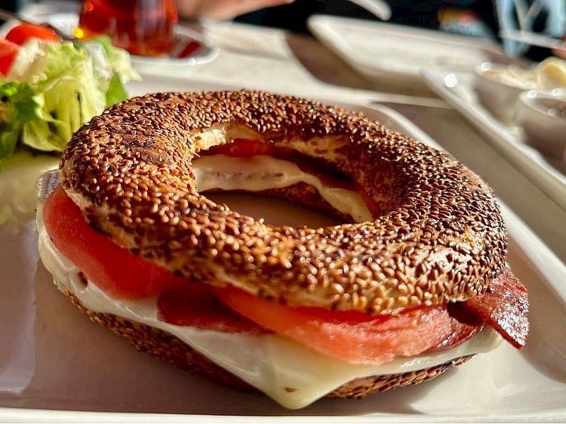 BOL PEYNİRLİ DOMATESLİ SİMİT TOST TARİFİ