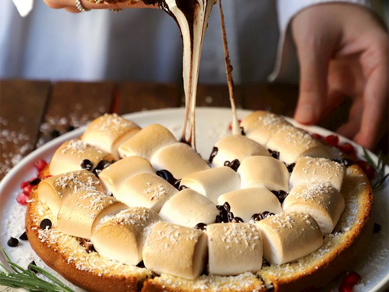 Çikolata ve marshmallow ile tatlı kaçamak keki