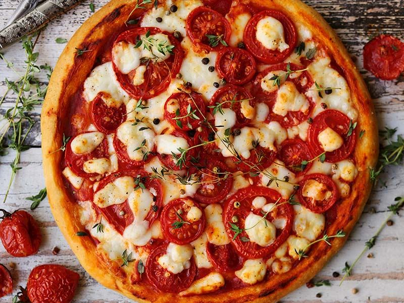 Domatesli Kolay Pizza Tarifi Domatesli Kolay Pizza Nasıl Yapılır? Lezzet