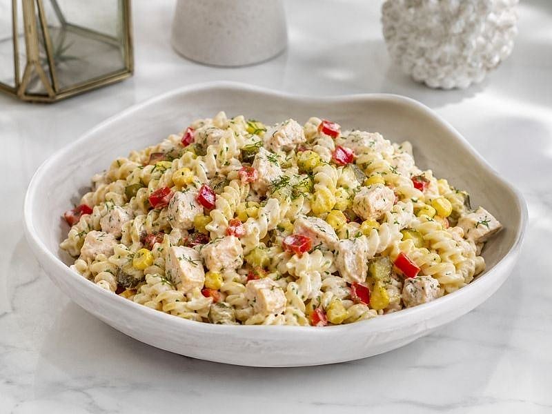 DOYURUCU VE PRATİK TAVUKLU MAKARNA SALATASI TARİFİ
