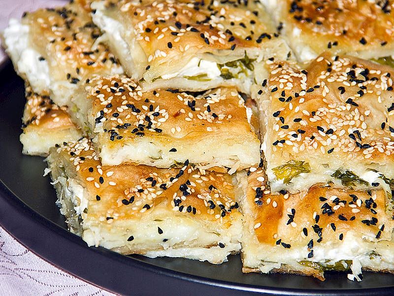 EL AÇMASI TADINDA HAZIR YUFKADAN BÖREK TARİFİ 