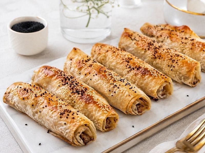 ETLİ PATLICANLI TAHİNLİ BÖREK TARİFİ