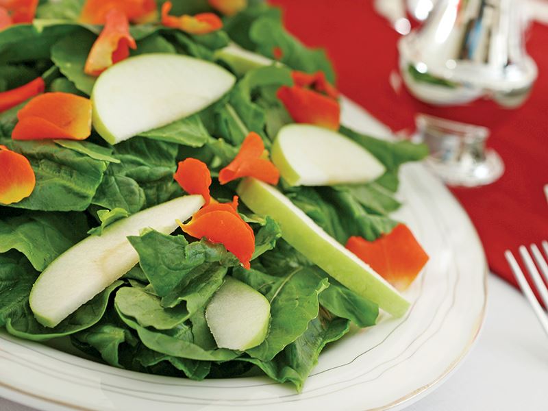 Gül yapraklı ıspanak salatası