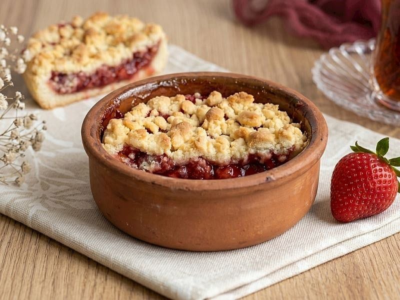 Güveç Kabında Çilekli Turta Tarifi