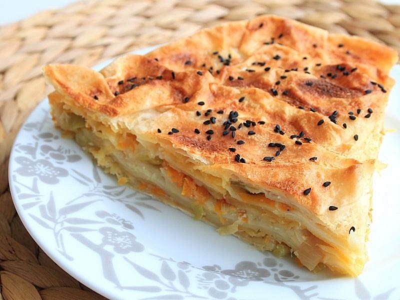 Hazır Yufkayla El Açması Tadında Pırasalı Börek Tarifi