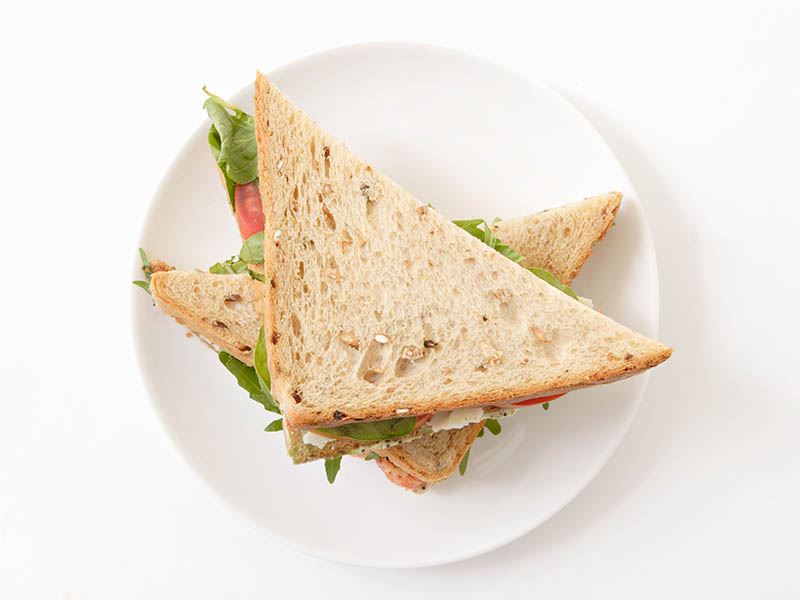 Hindi füme ve avokadolu sandviç