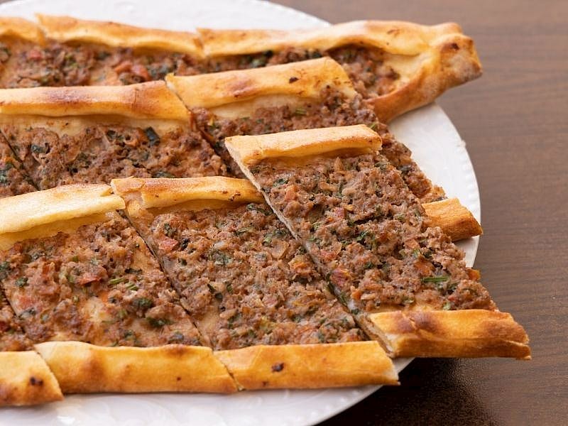 İNCECİK HAMURUYLA EV YAPIMI KIYMALI PİDE TARİFİ