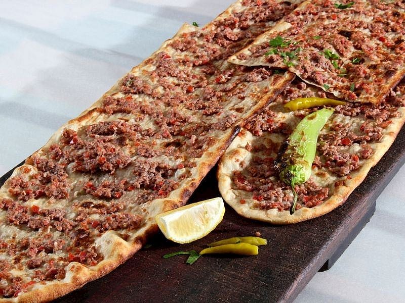 İNCECİK HAMURUYLA EVDE ETLİ EKMEK TARİFİ
