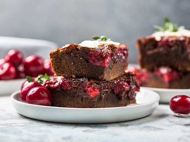 Islak Dokulu Vişneli Brownie Tarifi