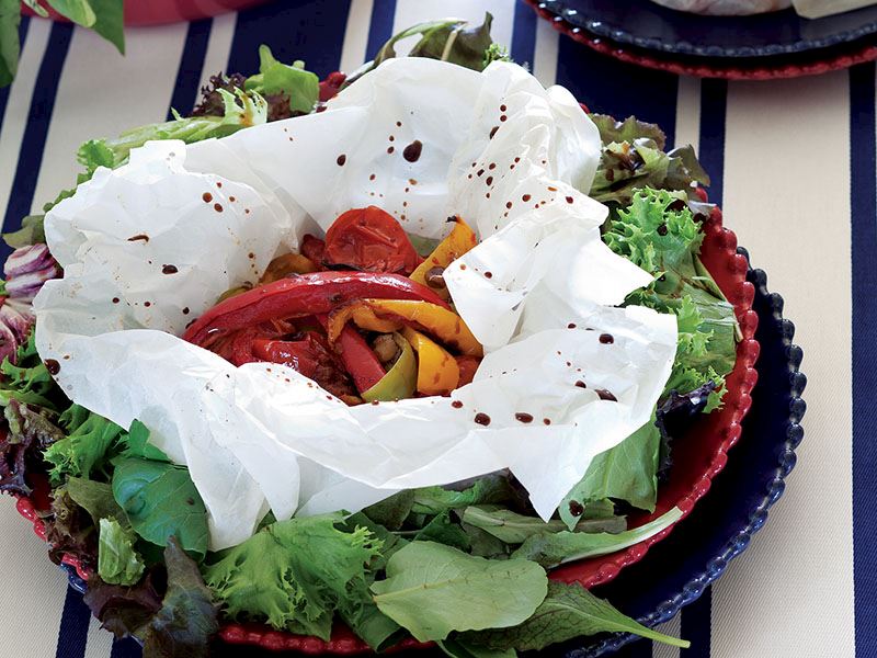 Kağıtta Karamelize Közlenmiş Domates, Ve Renkli Biber Salatası