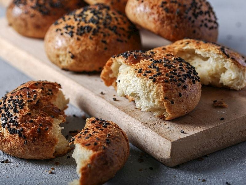 KAHVALTIYA SICACIK ÇÖREK OTLU POĞAÇA TARİFİ