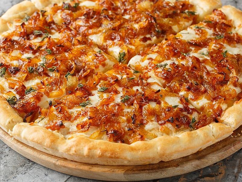 Karamelize soğan ve mozzarella ile pizza yapımı