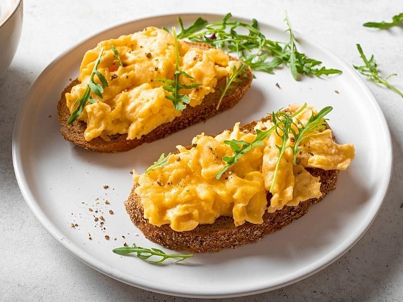 KIZARMIŞ EKMEK ÜZERİNDE ÇIRPILMIŞ YUMURTA TARİFİ