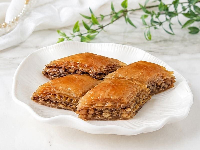 KOLAY EV BAKLAVASI TADINDA ŞERBETLİ TATLI TARİFİ