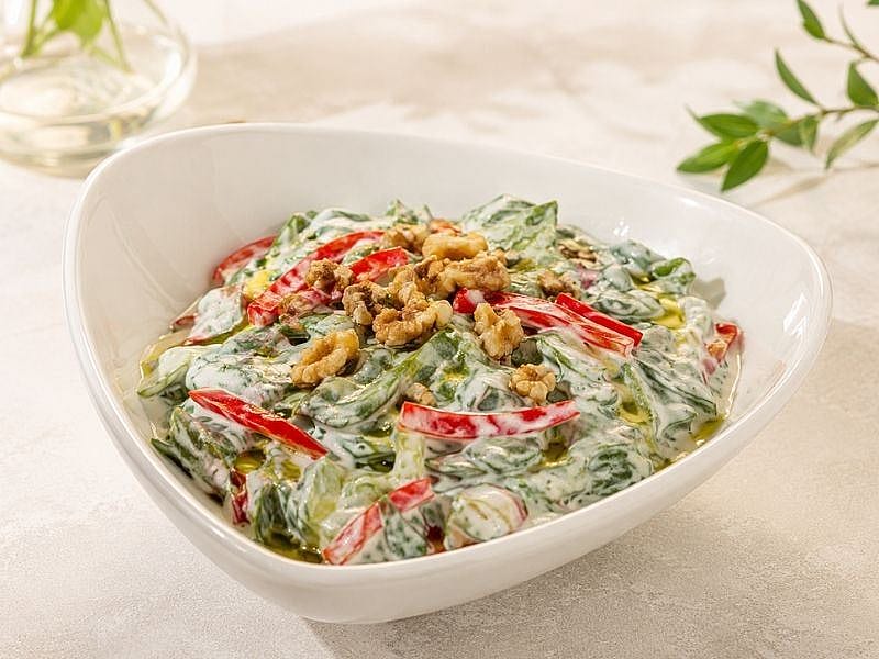 KÖZ BİBERLİ YOĞURTLU SEMİZOTU SALATASI TARİFİ