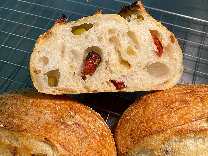 Kuru Domatesli Zeytinli Ekmek Tarifi