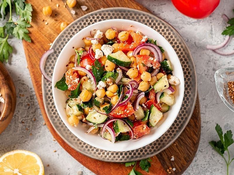 LEZZETİNİ SOSUNDAN ALAN NOHUTLU AKDENİZ SALATASI TARİFİ
