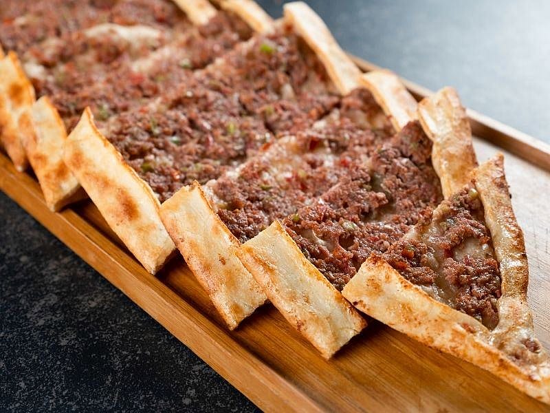 Oklavasız İncecik Açılan Çıtır Kıymalı Pide Tarifi