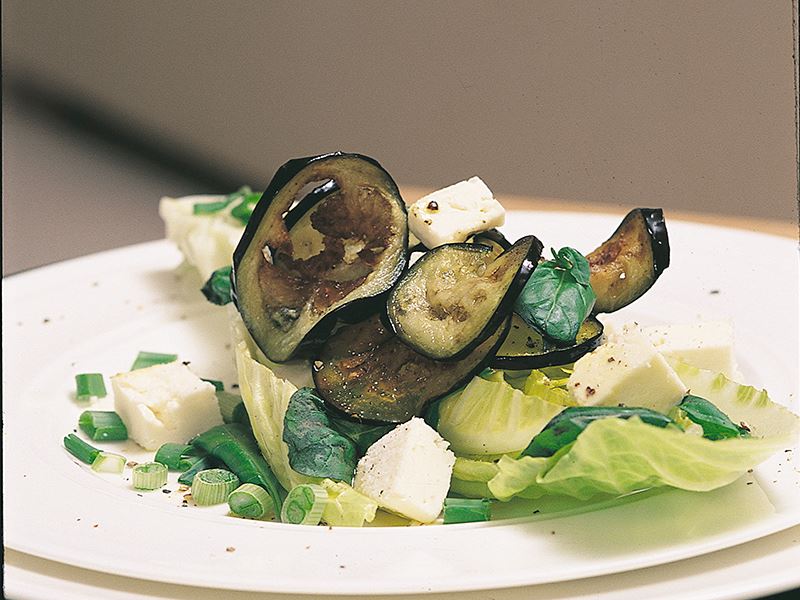 Patlıcanlı ve beyazpeynirli marul salatası