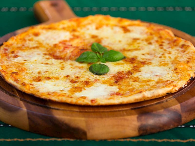 Peynirli Pizza Tarifi Peynirli Pizza Nasıl Yapılır? Lezzet