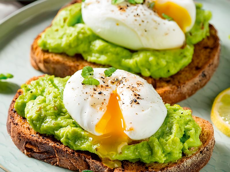 Poşe yumurtalı avokado tost