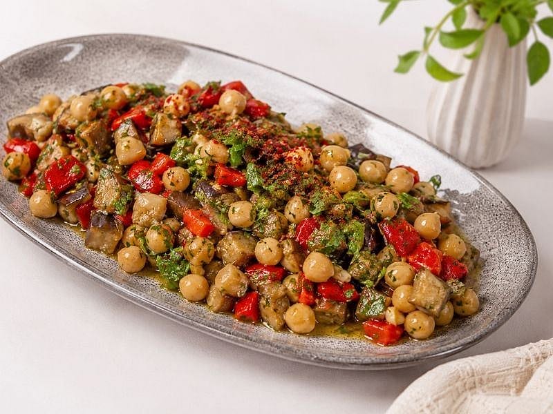 PRATİK KÖZLENMİŞ PATLICANLI NOHUT SALATASI TARİFİ