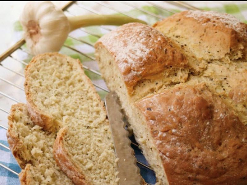 Sarımsaklı ve kekikli ekmek