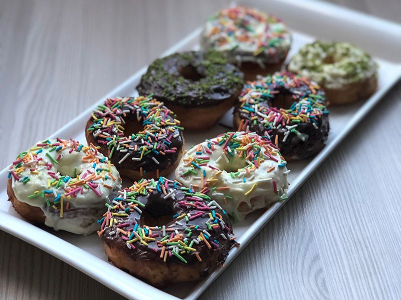 Şekerlemeli renkli donutlar