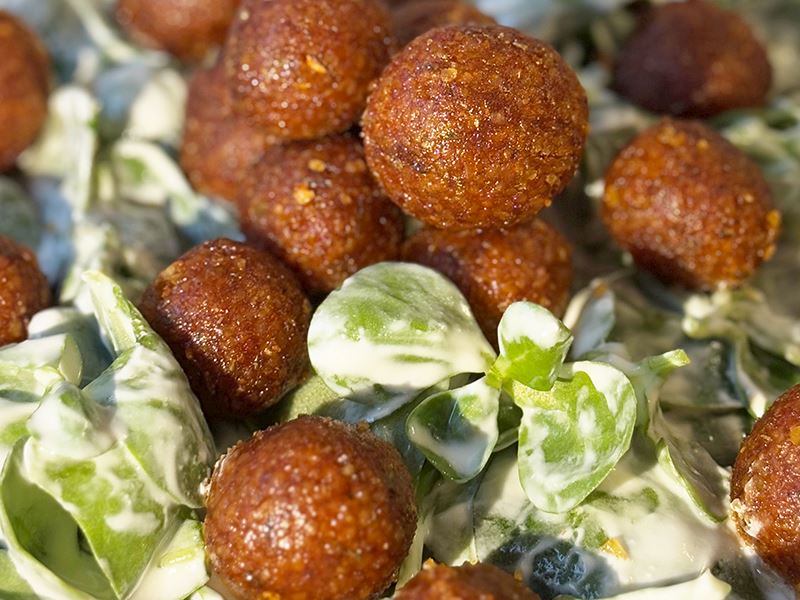 Semizotu Ve Yoğurt Soslu Bayat Ekmek Köftesi