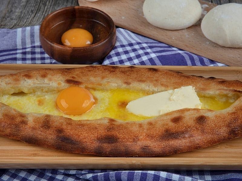 Sıcacık Kaşarlı Yumurtalı Pide Tarifi
