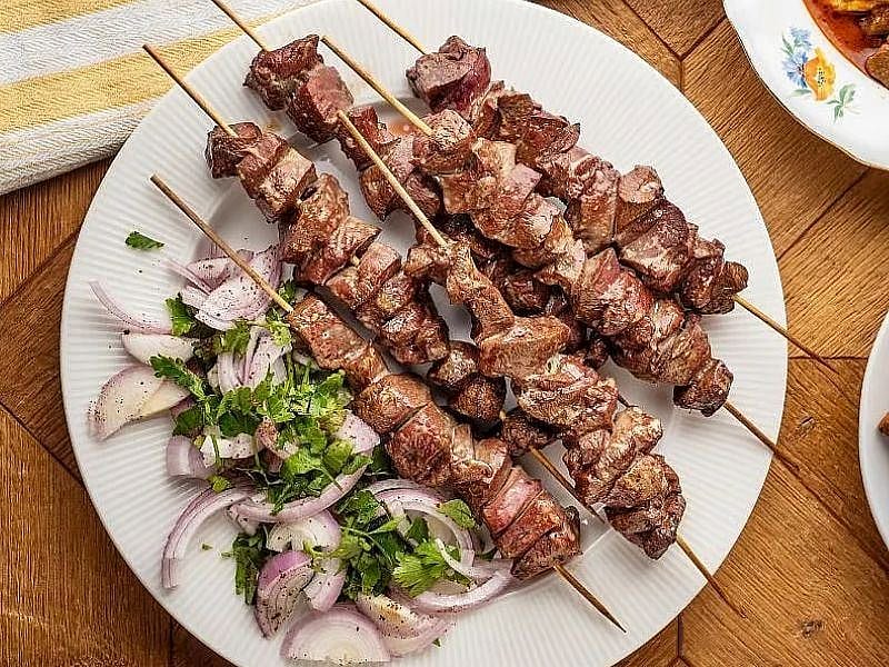 TASTEATLAS DÜNYANIN DÖRT BİR YANINDAN ŞİŞ LEZZETLERİNİ DERLEDİ! ÇÖP ŞİŞ ZİRVEDE