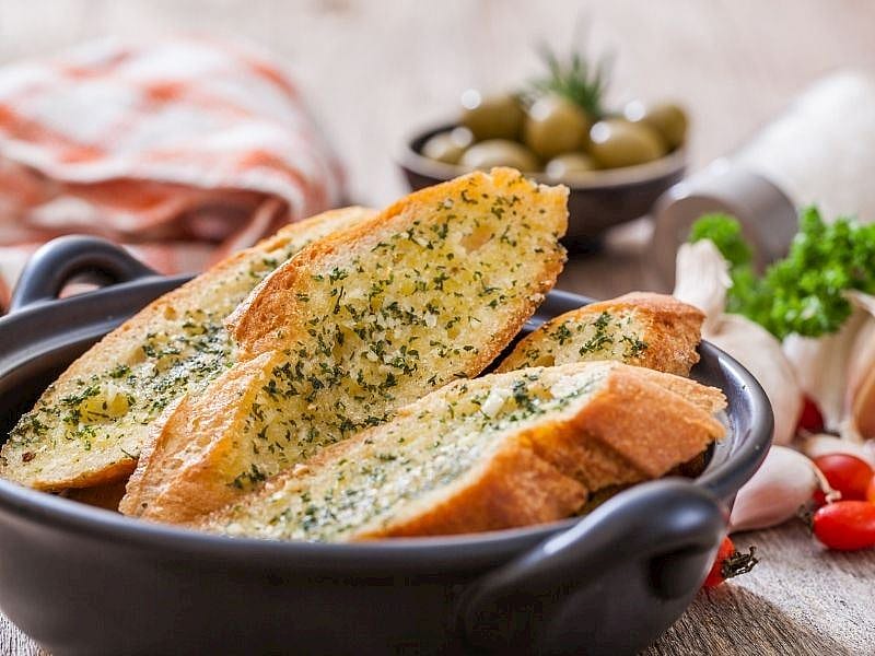 TAVADA 3 DAKİKADA ÇITIR SARIMSAKLI EKMEK TARİFİ