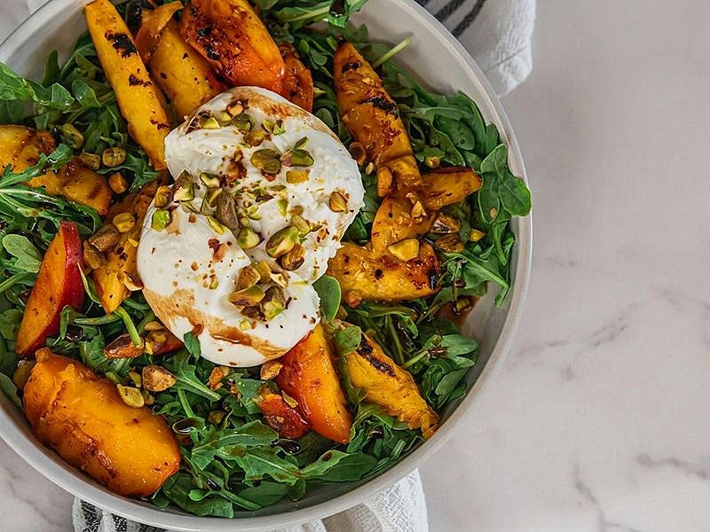 TAVADA ŞEFTALİ BURRATA SALATASI TARİFİ
