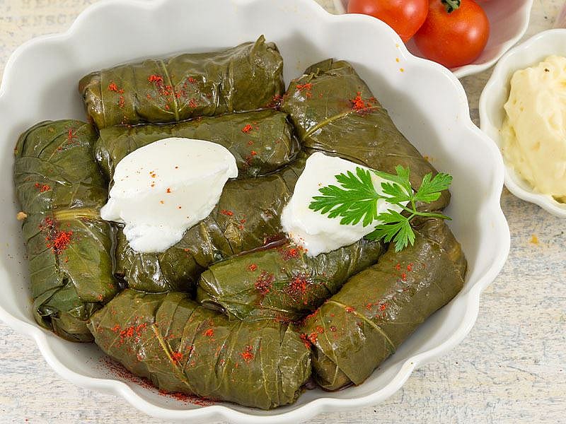 TENCEREDE AĞIR AĞIR PİŞEN KIYMALI PAZI SARMASI TARİFİ